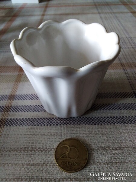 Porcelán díszes figurás bögre.