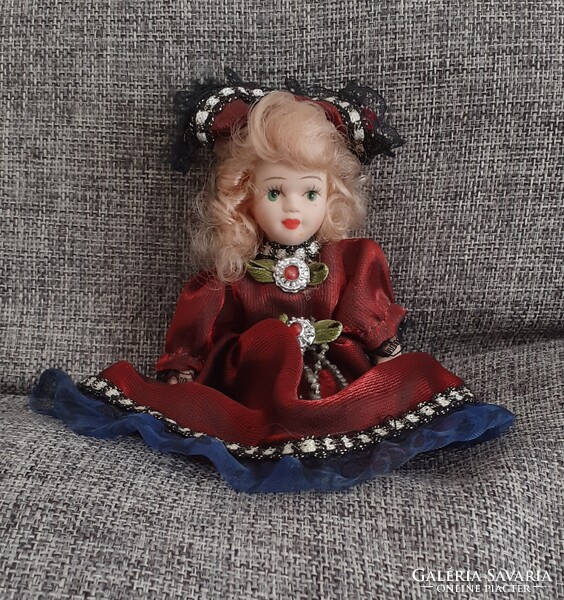 Leonardo's Collection - 'Scarlet' vintage porcelánbaba (ÚJ)