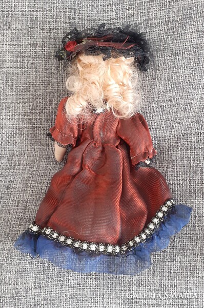 Leonardo's Collection - 'Scarlet' vintage porcelánbaba (ÚJ)