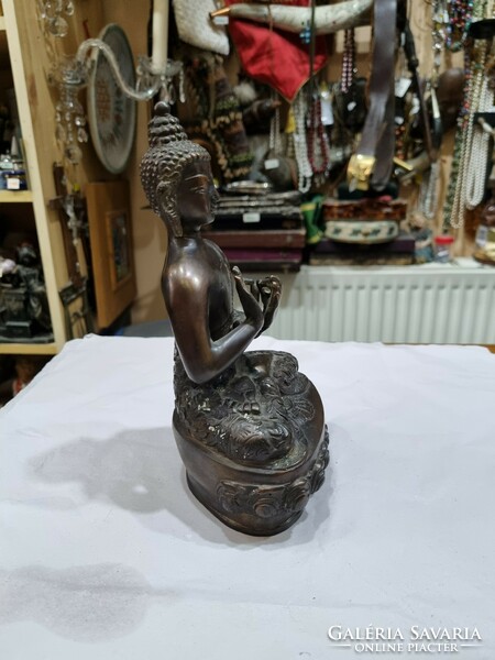 Keleti réz budha figura