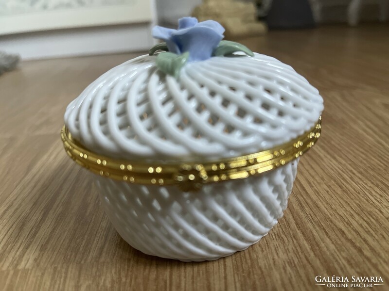Nagyon szép porcelán ékszertartó áttört fonott, rózsával a tetején, nagyobb.