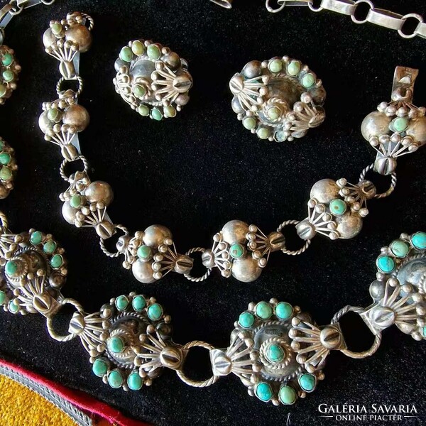 1920s Mexican 925 silver and turquoise jewelry parure, including a necklace, bracelet, and earrings,