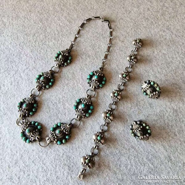1920s Mexican 925 silver and turquoise jewelry parure, including a necklace, bracelet, and earrings,