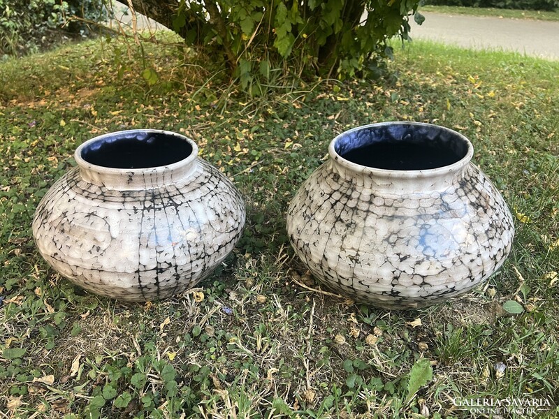 Modern retró kaspók párban.