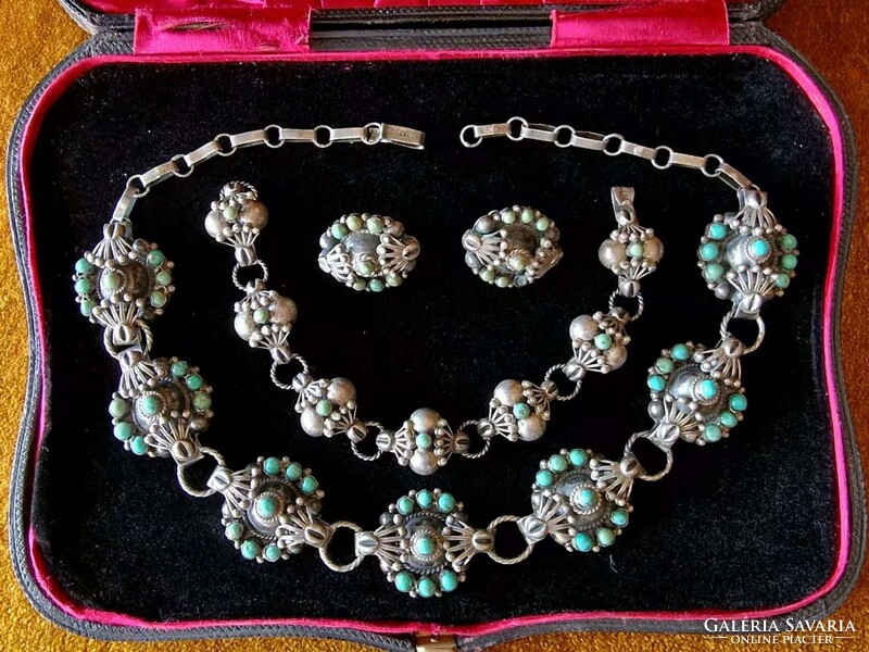 1920s Mexican 925 silver and turquoise jewelry parure, including a necklace, bracelet, and earrings,