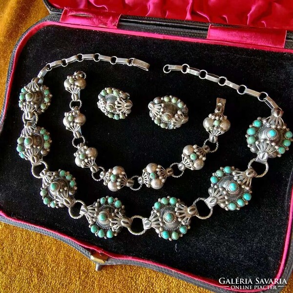 1920s Mexican 925 silver and turquoise jewelry parure, including a necklace, bracelet, and earrings,