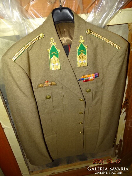 MAGYAR HONVÉDSÉG KATONAI TISZTI EGYENRUHA 1994 KÖRÜL ( SAPKA , NADRÁG , ZUBBONY ) )