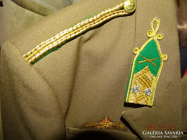 MAGYAR HONVÉDSÉG KATONAI TISZTI EGYENRUHA 1994 KÖRÜL ( SAPKA , NADRÁG , ZUBBONY ) )