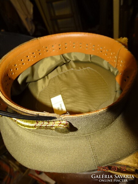 MAGYAR HONVÉDSÉG KATONAI TISZTI EGYENRUHA 1994 KÖRÜL ( SAPKA , NADRÁG , ZUBBONY ) )