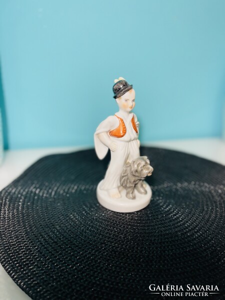 Herendi betyár fiú pulival szobor