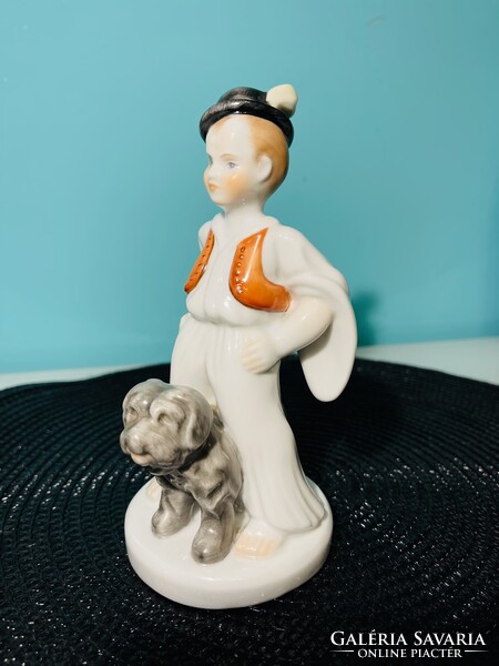 Herendi betyár fiú pulival szobor