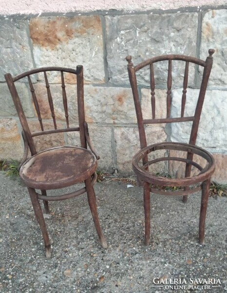 Mundus gyártmányú antik székek (2 db)