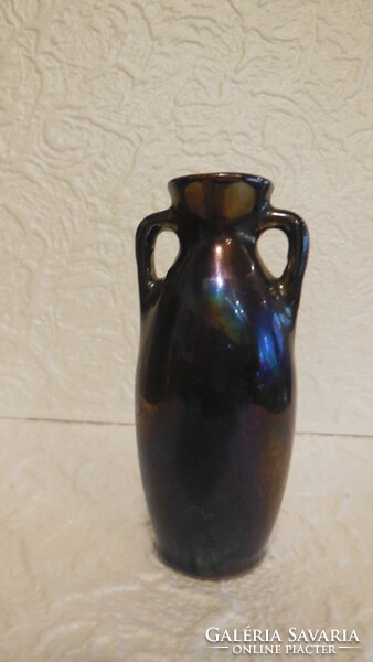 Zsolnay  kétfülű kisváza , kékes - zöldes  lilás eozin árnyalatokkal , nem javított  nem restaurált