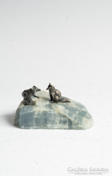Ezüst róka figurák ásványon