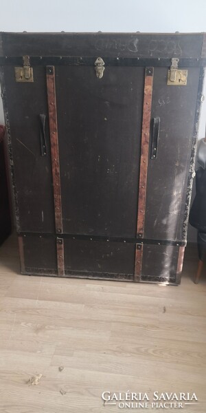 Nagy méretű hajóbőrönd