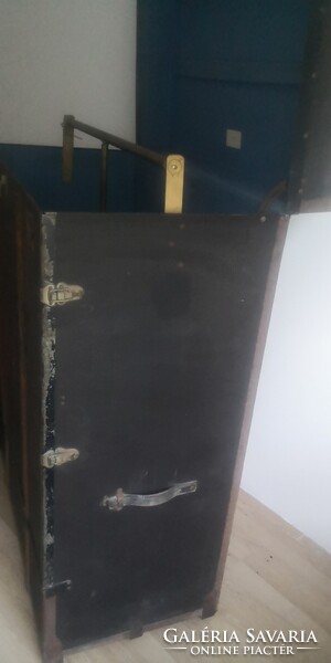 Nagy méretű hajóbőrönd