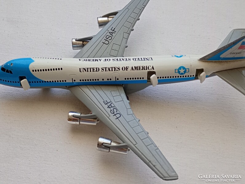 Játék repülőgép Boening 747 Jumbo Jet nyitható ajtókkal 29x16x6cm lendkerekes fém retro