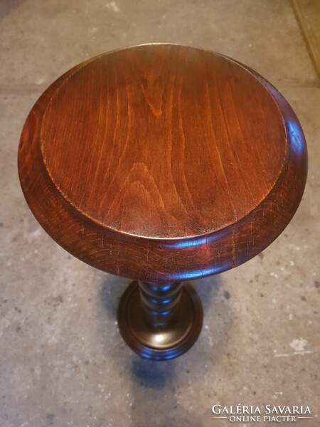 Neobarokk szobortartó.