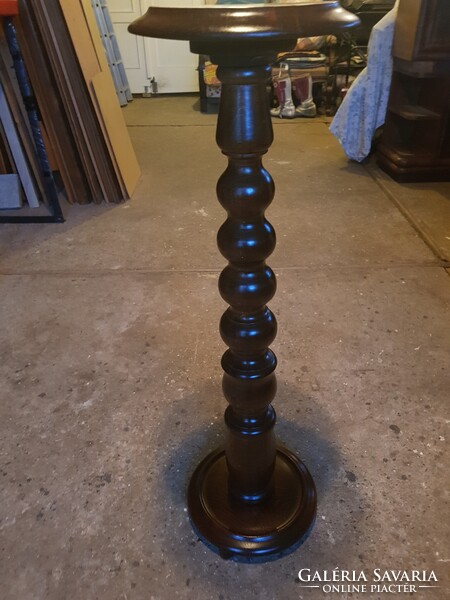 Neobarokk szobortartó.