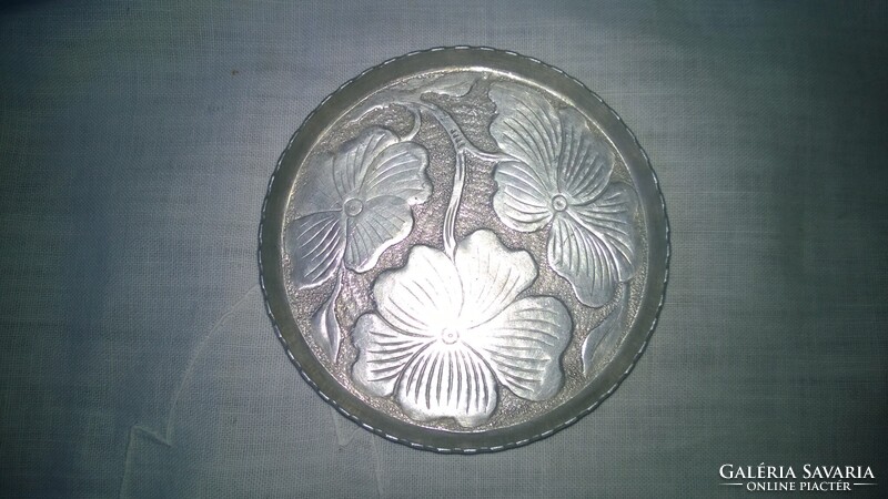 Ékszertartó tálka virágokkal -fém,ezüst szín, átm. 8 cm