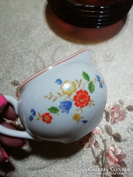 Zsolnay porcelán kiöntő a képeken látható állapotban.Akció Aukció több száz termék vegye vigye