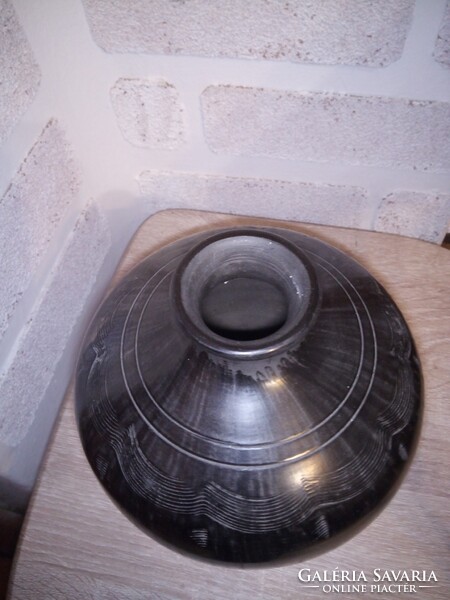 Karcagi fekete kerámia váza. Jelzett: Bende