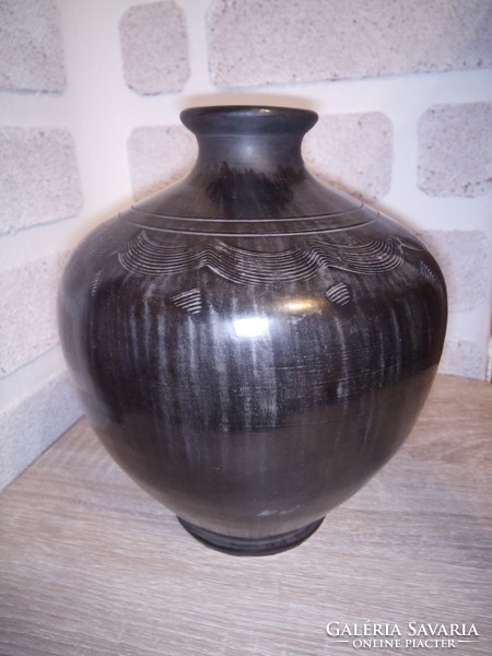 Karcagi fekete kerámia váza. Jelzett: Bende