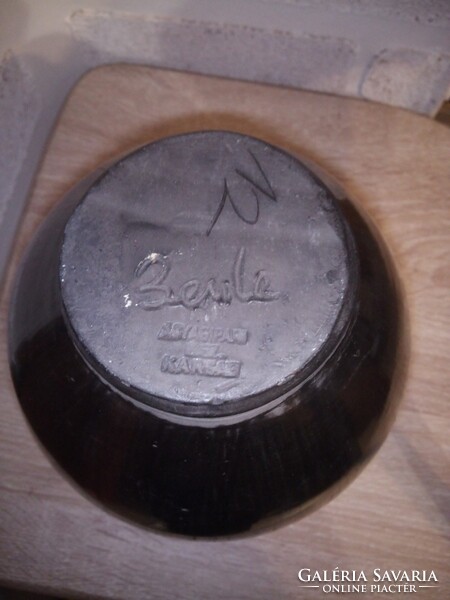 Karcagi fekete kerámia váza. Jelzett: Bende