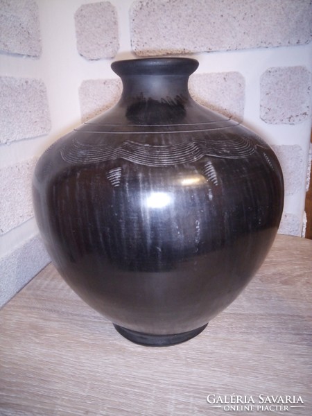 Karcagi fekete kerámia váza. Jelzett: Bende