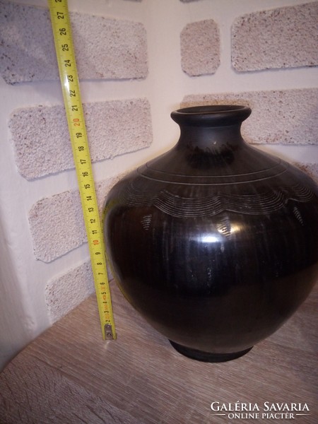 Karcagi fekete kerámia váza. Jelzett: Bende