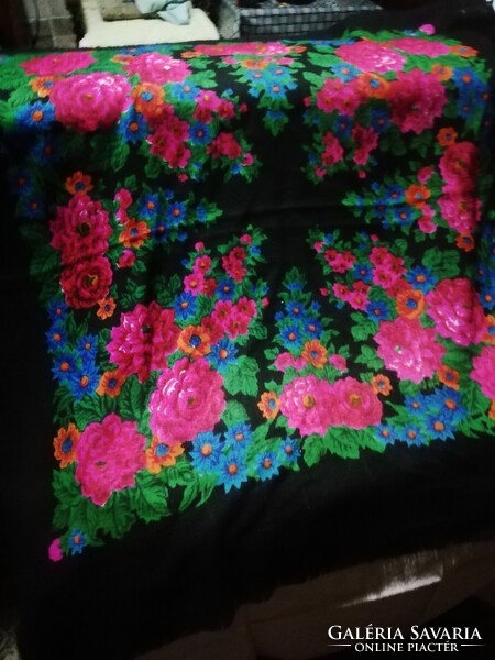 Régi  nagy kendő pici hiba van rajta képeken látható szépségek kerülnek ma fel az oldalra