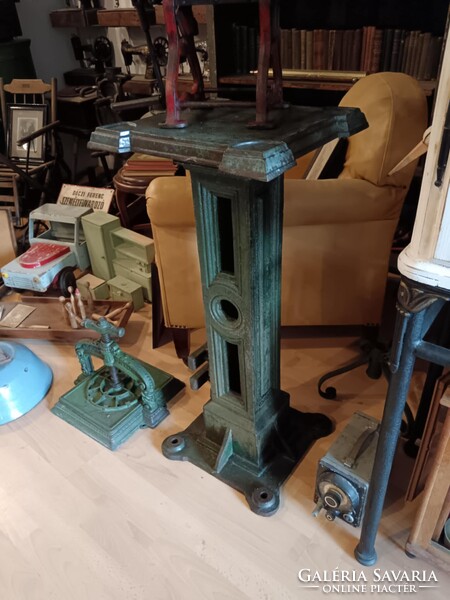 Iparis stílusú posztamens, antik vas alapzat, talán valamilyen gépláb, vagy kandeláber láb, zöldes
