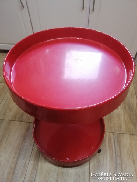 Vintage piros bárkocsi kerekeken, olasz dizájn, űrkorszaki  1970-s évek