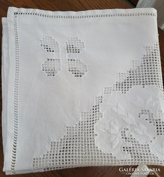 GYÖNYÖRŰ ÚJ ÁLLAPOTÚ FEHÉR ÁTTÖRT  AZSÚR MINTÁS HÍMZETT SZÖVÖTT TERÍTŐ/ASZTALKÖZÉP