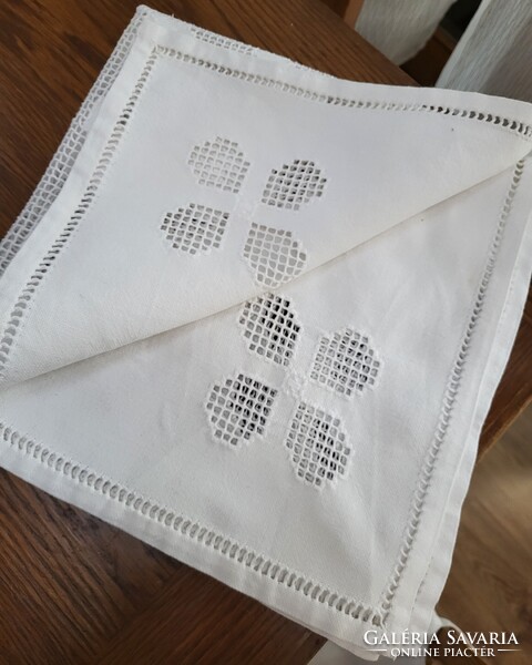 GYÖNYÖRŰ ÚJ ÁLLAPOTÚ FEHÉR ÁTTÖRT  AZSÚR MINTÁS HÍMZETT SZÖVÖTT TERÍTŐ/ASZTALKÖZÉP