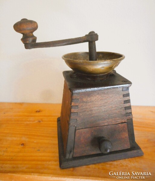 Antik fadobozos kávédaráló (fiókos, réz beöntős)  Jelzett: M.G. Garantirt