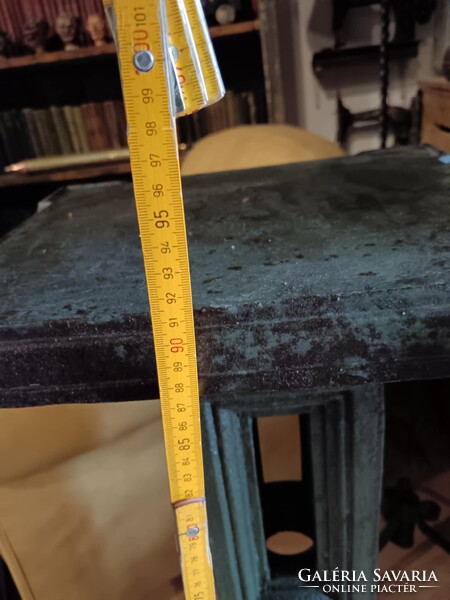 Iparis stílusú posztamens, antik vas alapzat, talán valamilyen gépláb, vagy kandeláber láb, zöldes