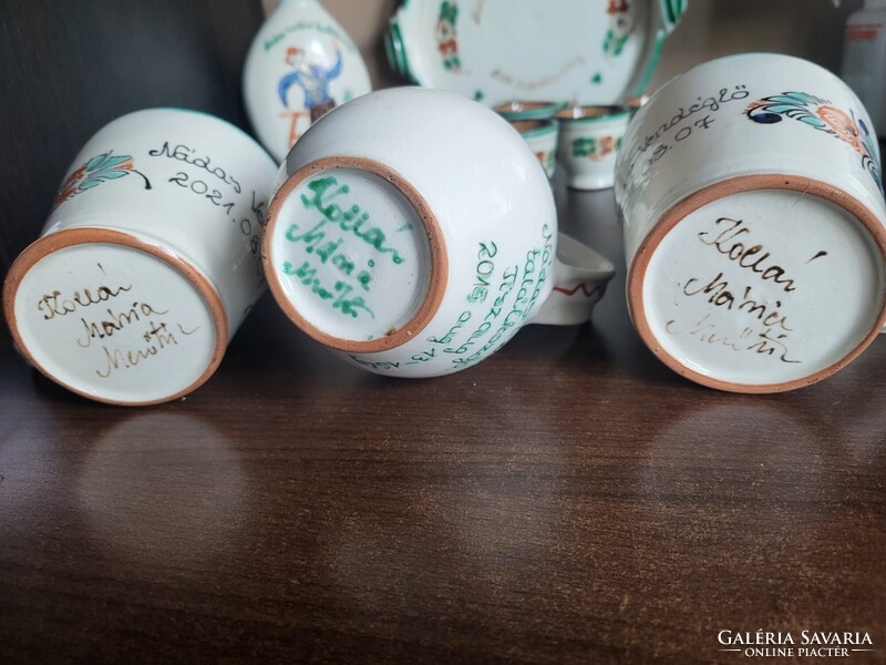 Kézzel festett magyar pálinkás és vendégváró készlet – kulacs, 6 kupica, tálca, kancsó és 2 bögre