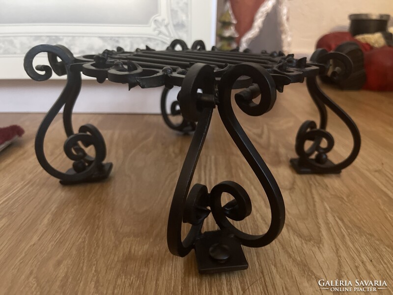 Látványos nagy kovácsoltvas virágtartó, szobor tartó.