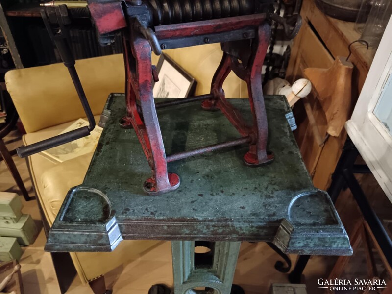 Iparis stílusú posztamens, antik vas alapzat, talán valamilyen gépláb, vagy kandeláber láb, zöldes