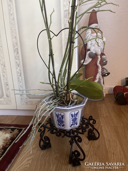 Látványos nagy kovácsoltvas virágtartó, szobor tartó.