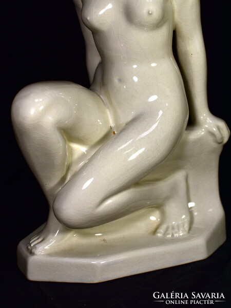 XX. sz. első fele magyar szobrász : PADON ÜLŐ AKT