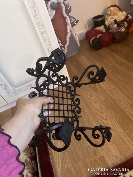 Látványos nagy kovácsoltvas virágtartó, szobor tartó.