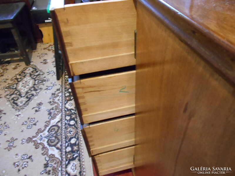 Retro Vitrines szekrény akasztós résszel