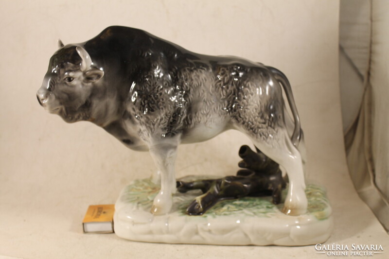 Ritka nagyméretű porcelán bölény 666