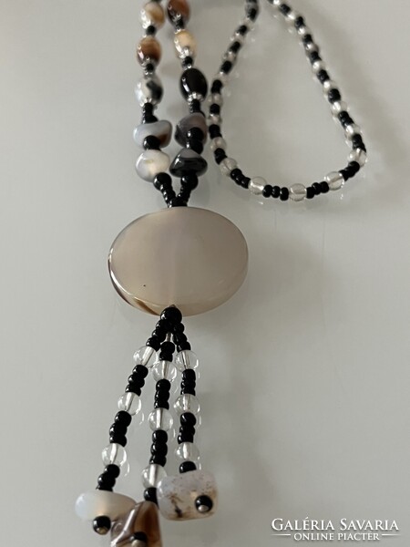 Achát nyaklánc onyx betétekkel, 90 cm