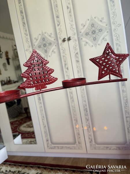 Nagyon szép nagy masszív piros fém gyertyatartó.