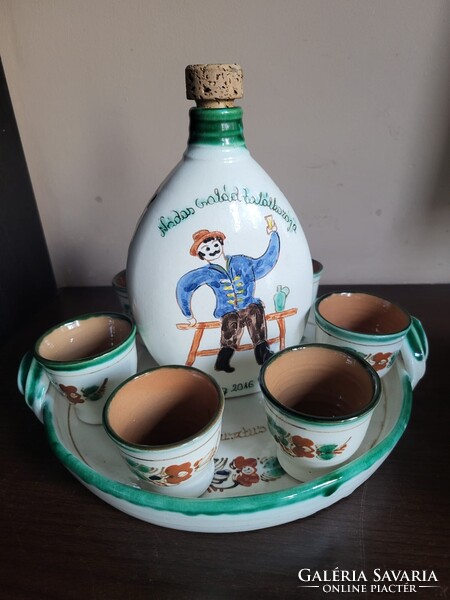 Kézzel festett magyar pálinkás és vendégváró készlet – kulacs, 6 kupica, tálca, kancsó és 2 bögre