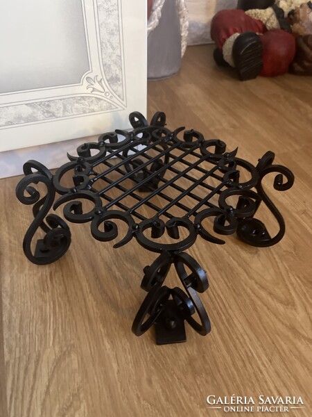 Látványos nagy kovácsoltvas virágtartó, szobor tartó.