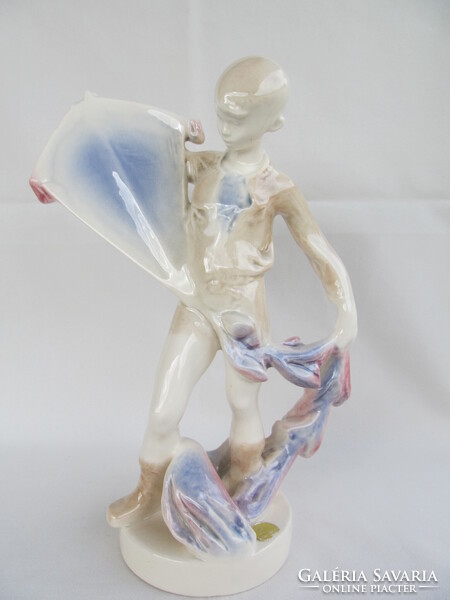 Jihokera kerámia papírsárkányt eregető fiú